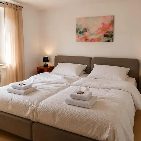 Altstadtwohnung Mit Schlossblick 3 Schlafzimmer, Balkon, Parkplatz *