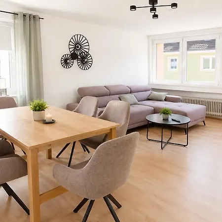 Altstadtwohnung Mit Schlossblick 3 Schlafzimmer, Balkon, Parkplatz *